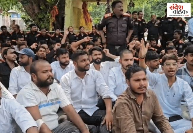 लखनऊ यूनिवर्सिटी में सिक्योरिटी गार्ड हटाने पर छात्रों का प्रदर्शन, बहाली की मांग