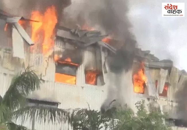 मुरादाबाद में लकड़ी की फैक्ट्री में भीषण आग, 15 दमकलों ने तीन घंटे में पाया काबू
