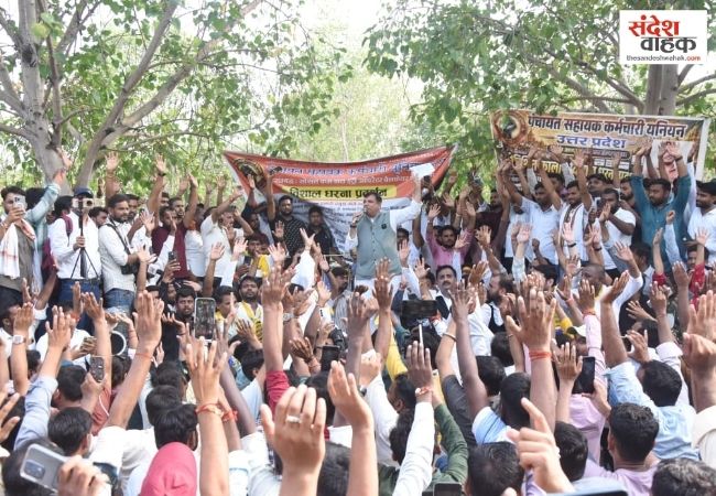 पंचायत सहायकों का मानदेय 30 हजार करने की मांग, संजय सिंह ने धरने को दिया समर्थन