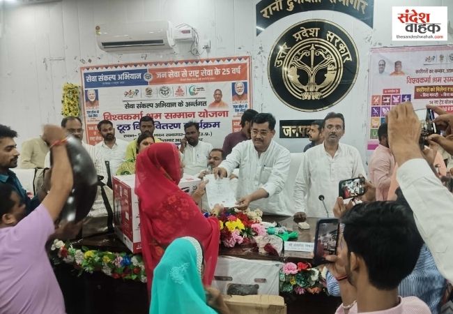 बांदा में विश्वकर्मा श्रम सम्मान योजना का आयोजन, 77 लाभार्थियों को बांटी गई टूलकिट