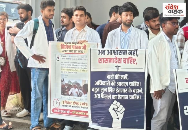 लखनऊ में बॉन्डेड डॉक्टरों का प्रदर्शन, वेतन असमानता पर डिप्टी सीएम आवास का घेराव