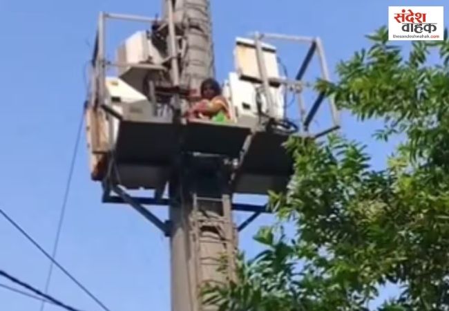 लखनऊ में CM आवास के पास टावर पर चढ़ी महिला, पुलिस ने समझाकर सुरक्षित उतारा