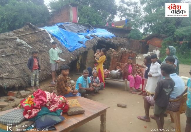 संतकबीरनगर में बारिश से ढही मिट्टी की दीवार, छप्पर के नीचे दबकर मासूम समेत 4 लोग घायल