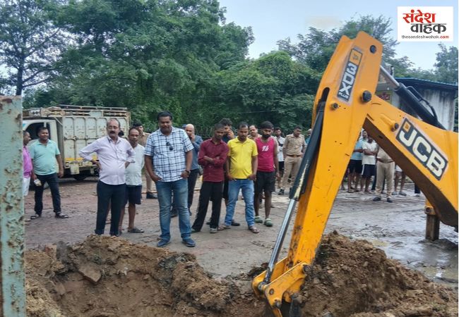 उदयपुर महेवा में जलभराव से ग्रामीण परेशान, अफसरों ने लिया जायजा, जेसीबी लगवाकर शुरू कराई निकासी
