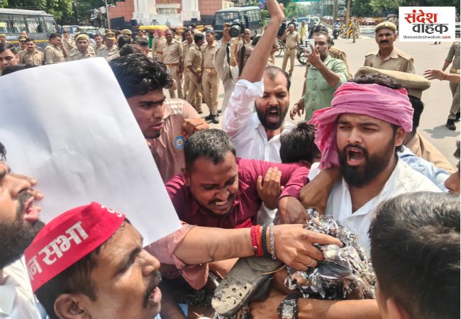 लखनऊ में सपा का प्रदर्शन, ज्ञानेश कुमार के पुतले को चप्पलों से पीटा, 35 करोड़ वोट चोरी का लगाया आरोप