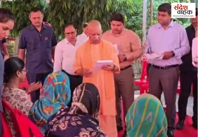गोरखपुर में जनता दर्शन, CM योगी की अफसरों को दो टूक, लापरवाही पर होगा एक्शन
