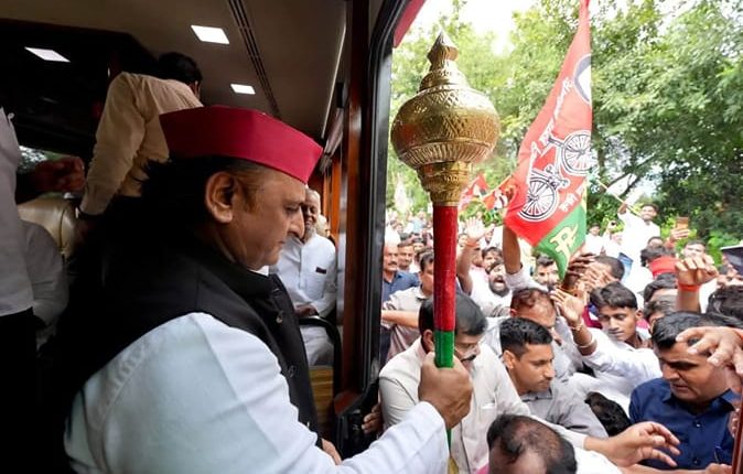 Akhilesh Yadav PDA Rath