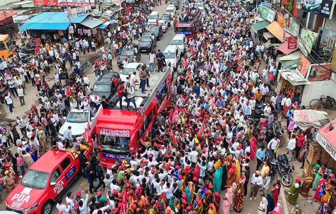 Akhilesh Yadav PDA Rath