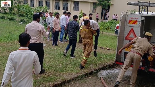ऊंची इमारत में आग लगने की स्थिति से निपटने को लेकर धौरहरा में आयोजित हुई मॉक ड्रिल