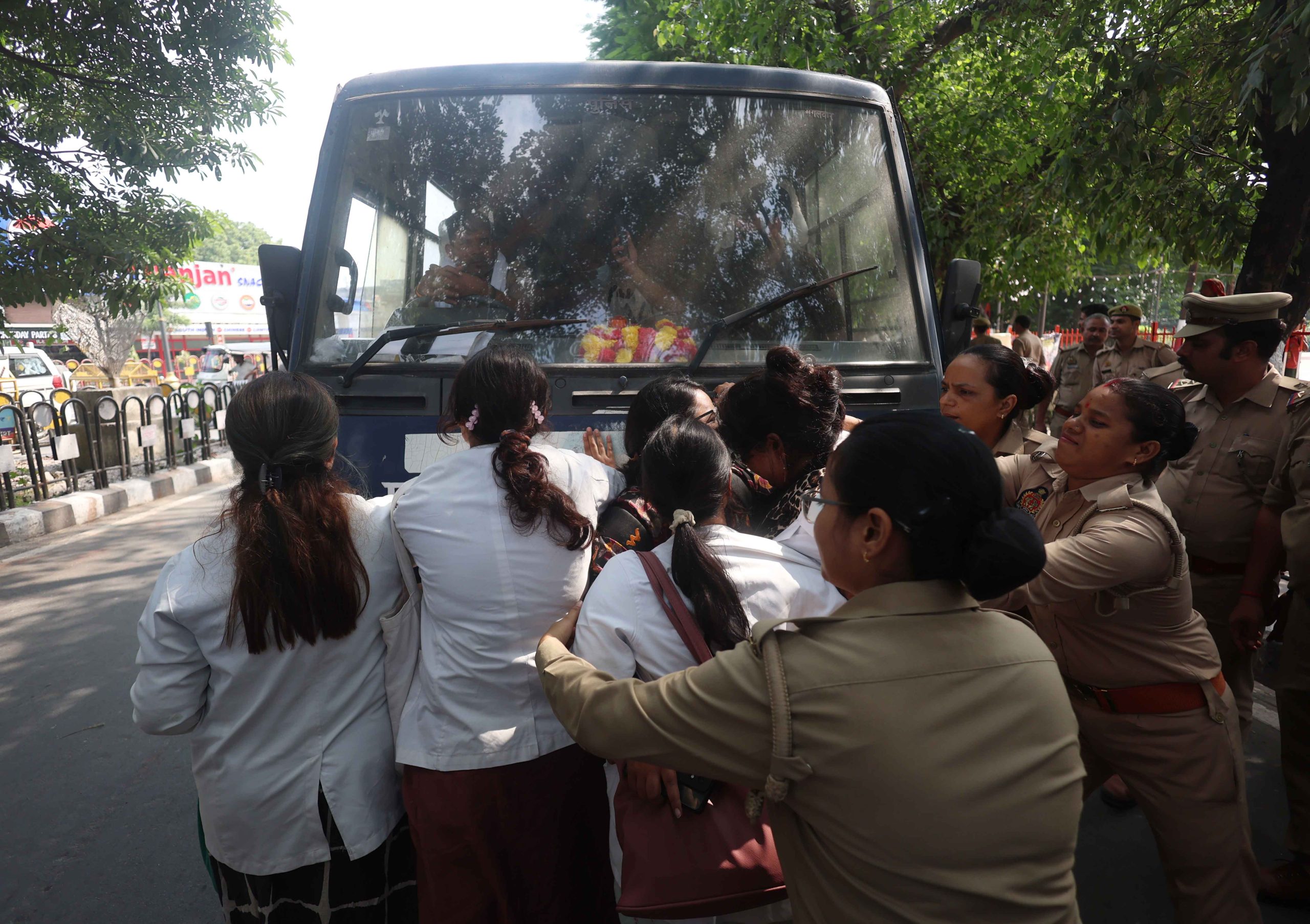 लखनऊ में बॉन्डेड डॉक्टरों का प्रदर्शन, पुलिस बस के आगे लेटीं, बोलीं- ऊपर चढ़ा दो