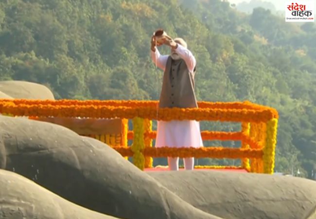 पीएम मोदी ने सरदार पटेल की 151वीं जयंती पर स्टैच्यू ऑफ यूनिटी पर दी पुष्पांजलि