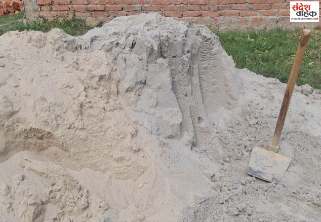 तुलसीपुर में 40 लाख की लागत से बन रही सड़क-नाली में घटिया सामग्री का खेल