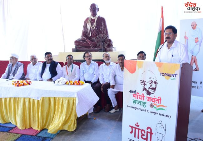 गांधी के चरखे में छिपा है आत्मनिर्भरता का मंत्र: राजेश पांडेय