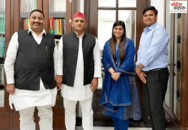 पूर्व सांसद धर्मेंद्र कश्यप बेटी कीर्ति संग सपा में शामिल