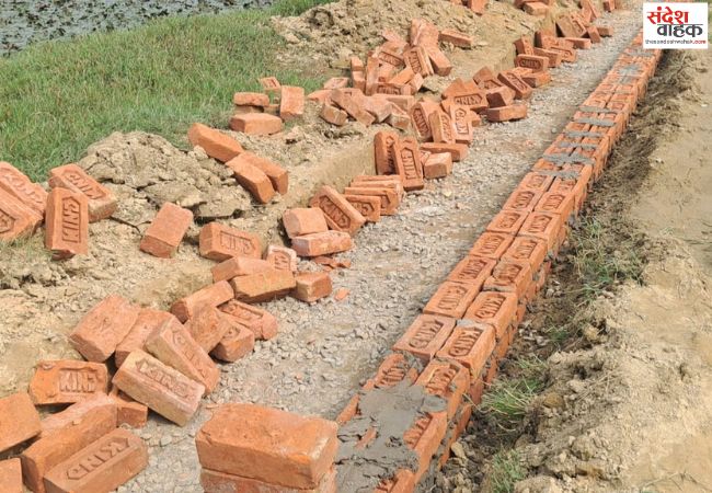तुलसीपुर में 40 लाख की लागत से बन रही सड़क-नाली में घटिया सामग्री का खेल