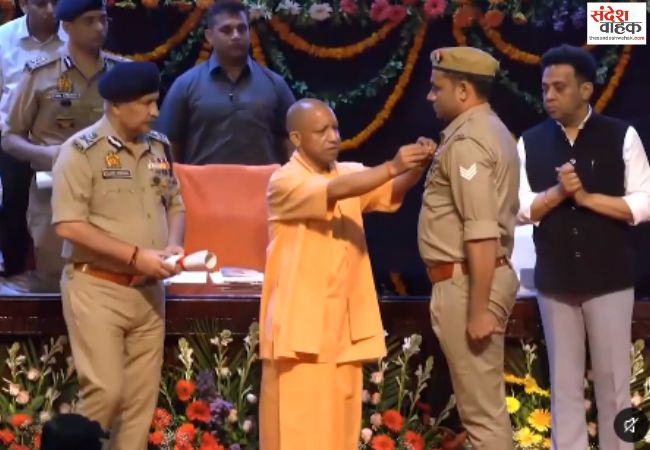 पुलिसकर्मियों को सीएम योगी ने किया सम्मानित