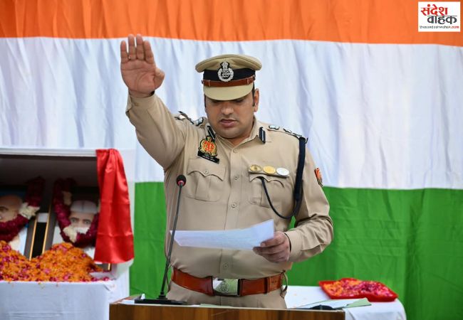 बरेली पुलिस लाइन में एसएसपी ने बापू व शास्त्री को दी श्रद्धांजलि