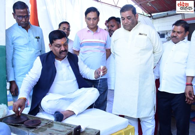 गांधी के चरखे में छिपा है आत्मनिर्भरता का मंत्र: राजेश पांडेय