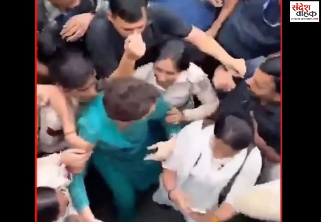 राहुल और प्रियंका गांधी पर FIR दर्ज