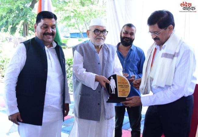 गांधी के चरखे में छिपा है आत्मनिर्भरता का मंत्र: राजेश पांडेय