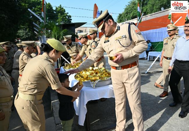 बरेली पुलिस लाइन में एसएसपी ने बापू व शास्त्री को दी श्रद्धांजलि