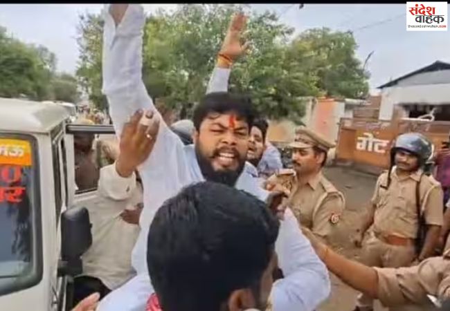 इंडिया गठबंधन के प्रदर्शन के दौरान पुतला दहन रोकने की कोशिश में 5 पुलिसकर्मी झुलसे