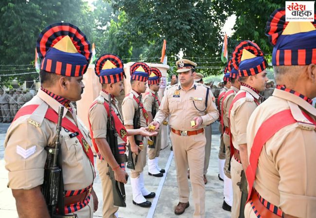 बरेली पुलिस लाइन में एसएसपी ने बापू व शास्त्री को दी श्रद्धांजलि
