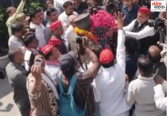अखिलेश यादव ने जयप्रकाश नारायण की प्रतिमा पर किया माल्यार्पण, पुलिस का पहरा हटने के बाद हुआ कार्यक्रम
