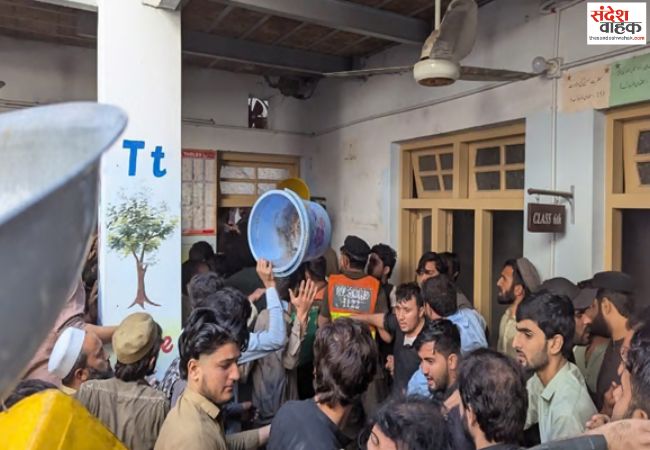 पाकिस्तान के पेशावर में स्कूल की छत गिरने से 20 बच्चों समेत 21 की मौत