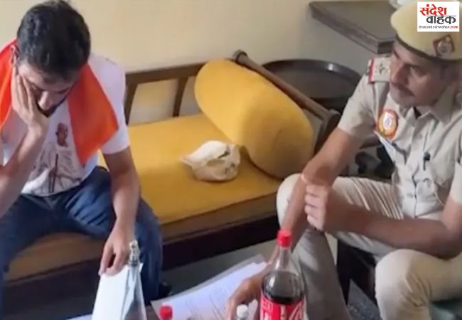 दिल्ली पुलिस ने घर जाकर दिपके को दिया नोटिस