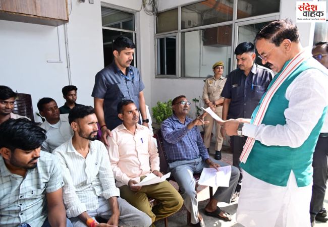 जनता दर्शन में केशव मौर्य ने अधिकारियों को दिए सख्त निर्देश