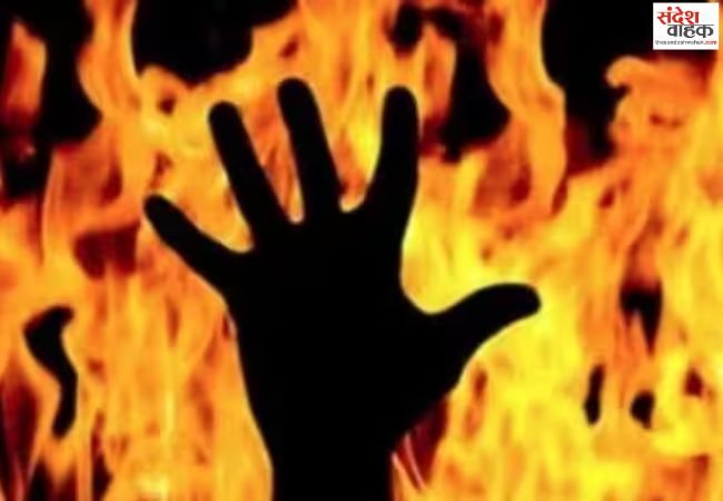 बेटे ने मां-बाप पर पेट्रोल छिड़ककर लगाई आग