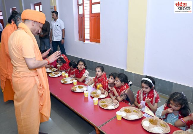 बेटियों के पांव पखार सीएम योगी ने की मातृ शक्ति की आराधना