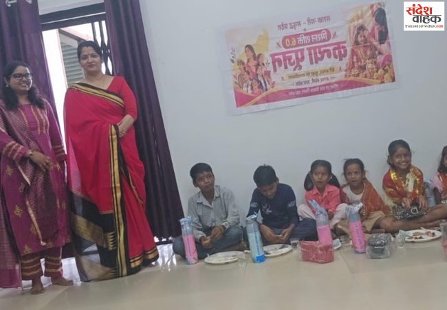 उपजिलाधिकारी और जिला प्रोबेशन अधिकारी ने कन्याओं में बांटे उपहार