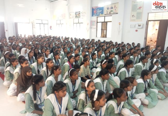 छात्राओं को दी गई कानूनी अधिकारों की जानकारी