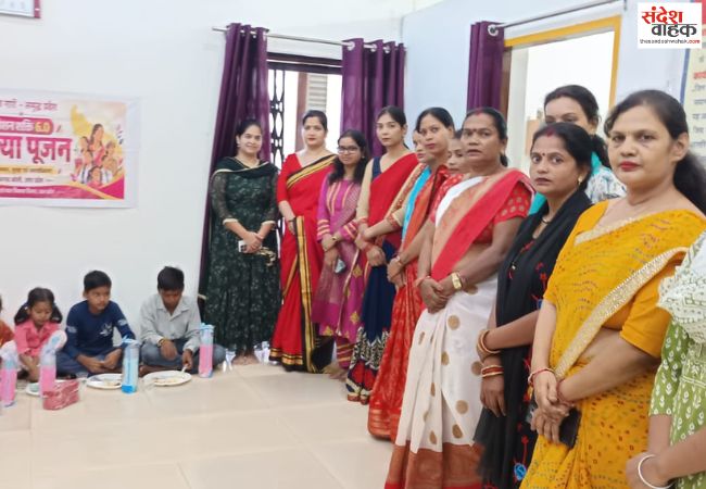 उपजिलाधिकारी और जिला प्रोबेशन अधिकारी ने कन्याओं में बांटे उपहार