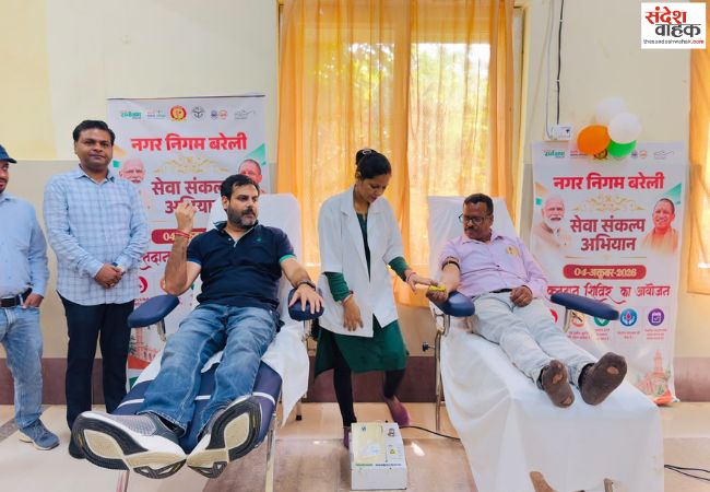 रक्तदान शिविर में अपर नगर आयुक्त ने खुद पहला रक्तदान कर पेश की मिसाल
