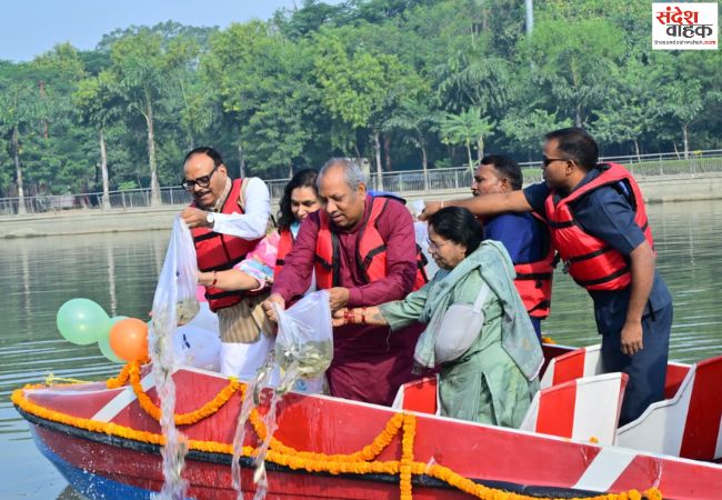 गोमती नदी के संवर्धन के लिए डिप्टी सीएम ब्रजेश पाठक और मत्स्य मंत्री ने छोड़े मछलियों के बच्चे