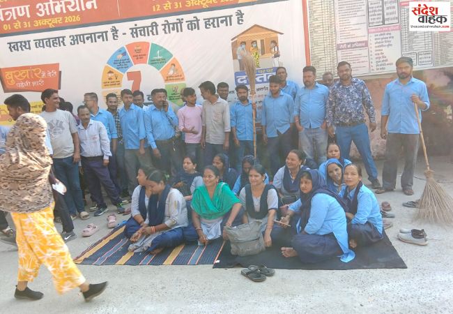सफाईकर्मियों ने वेतन वृद्धि और नियमित मानदेय की मांग को लेकर किया धरना-प्रदर्शन