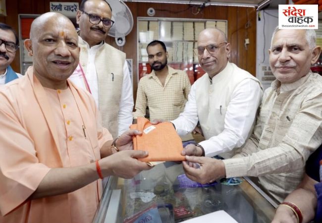 गांधी जयंती पर आश्रम पहुंचे सीएम योगी, खरीदा भगवा गमछा, बच्चों को दी चॉकलेट