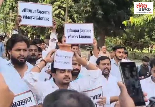 लखनऊ विश्वविद्यालय में सपा छात्र सभा का प्रदर्शन, ज्ञानेश कुमार के इस्तीफे की मांग