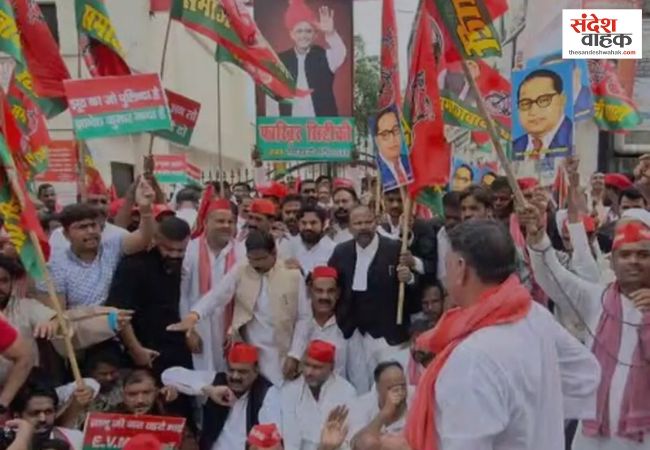 ज्ञानेश कुमार के इस्तीफे की मांग पर यूपी में सपा-कांग्रेस का प्रदर्शन, पुलिस से हुई नोकझोंक