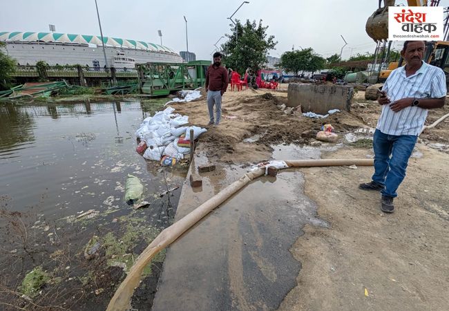 लखनऊ में गोमती का जलस्तर बढ़ा, इकाना-पलासियो के पास जलभराव से निपटने में जुटा LDA