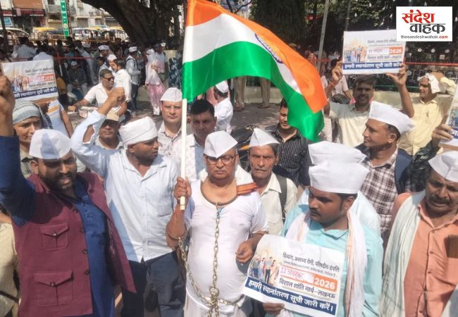 लखनऊ में दिव्यांग शिक्षकों का प्रदर्शन, बेड़ियां पहन आमरण अनशन पर बैठे महासचिव