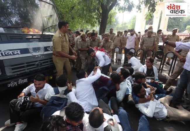 लखनऊ में बॉन्डेड डॉक्टरों का प्रदर्शन, पुलिस बस के आगे लेटीं, बोलीं- ऊपर चढ़ा दो
