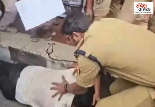 लखनऊ में पुलिसकर्मियों के पैरों में लेटे डॉक्टर, ACP ने हाथ जोड़कर की धरना खत्म करने की अपील