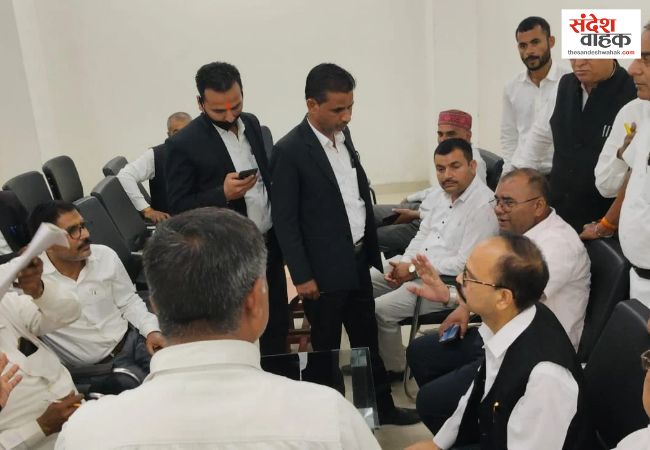 डीएम से मुलाकात नहीं होने पर भड़के वकील, निंदा प्रस्ताव पारित कर न्यायालयों के बहिष्कार का किया ऐलान