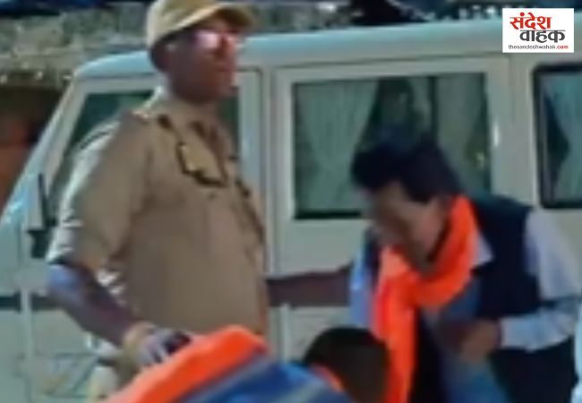 लखनऊ में ग्रामीणों ने इंस्पेक्टर के छुए पैर, आशीर्वाद देते दिखे रहीमाबाद थानेदार