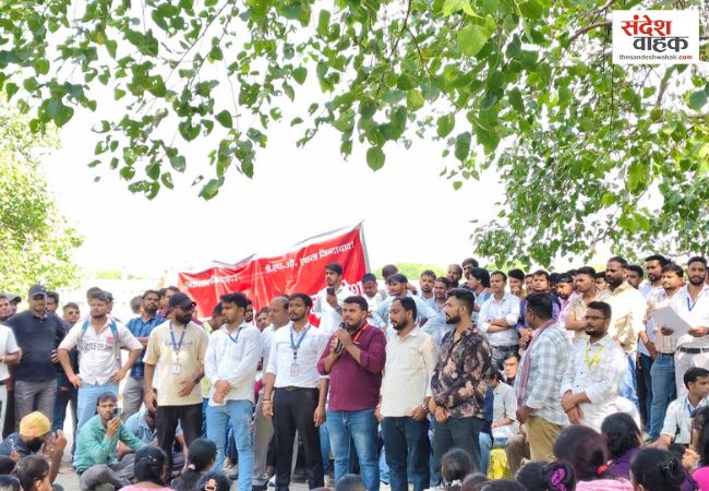 लखनऊ में CHO का प्रदर्शन, नियमितीकरण और वेतन विसंगति दूर करने की मांग पर अड़े अधिकारी