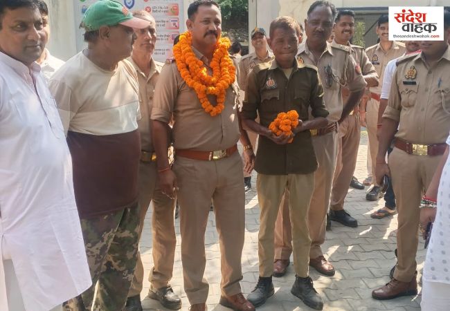 Lakhimpur Kheri News: दरोगा के विदाई समारोह में पुलिस की आधी वर्दी पहनकर पहुंचा युवक, फोटो वायरल